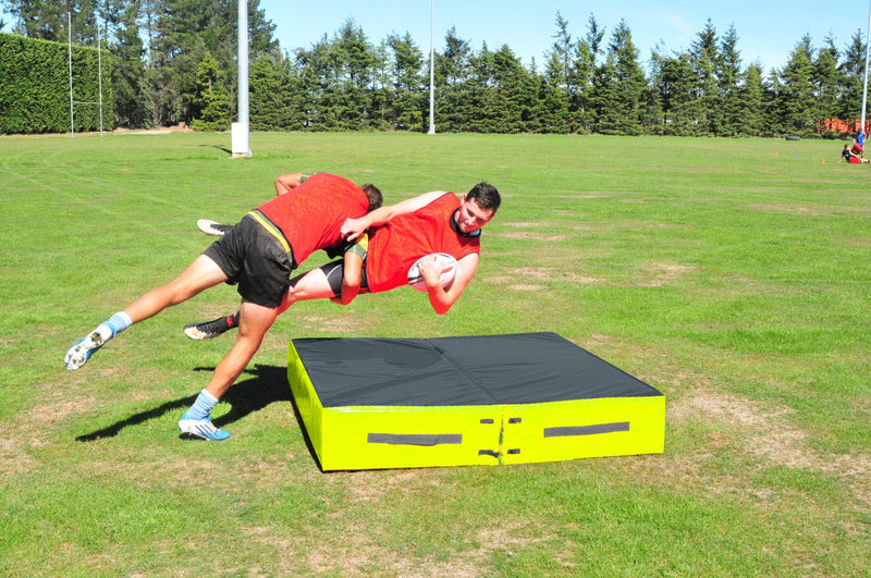 Tackletraining op een RAM Rugby crash mat